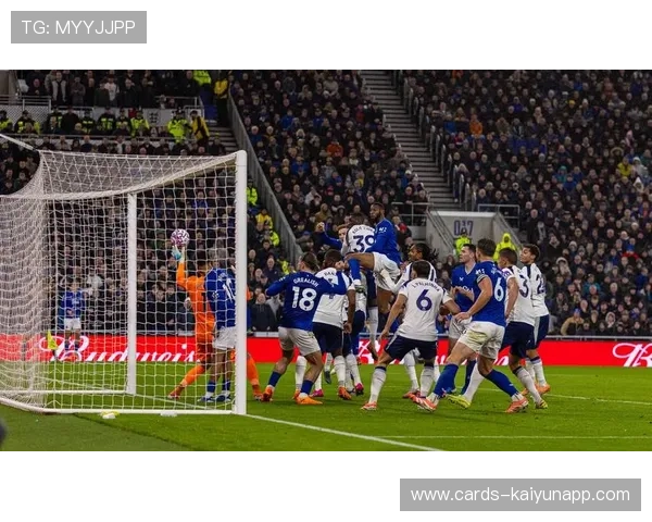 热刺门前头球拼抢成为攻防关键