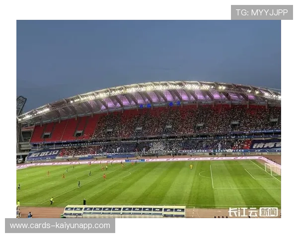 武汉三镇边路冲击力极强，多次突破至深处